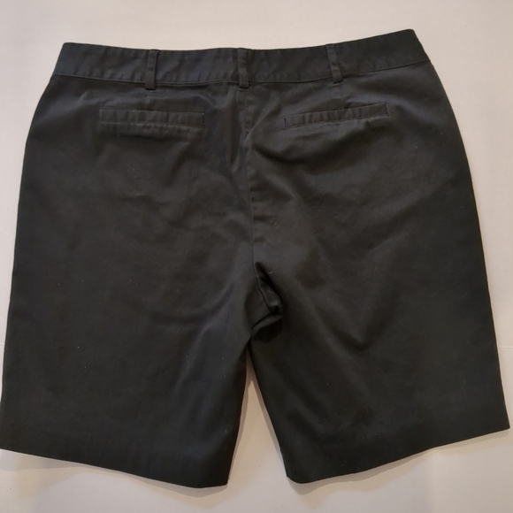 Michael Kors black Bermuda zipper pocket shorts , size 6 - Picture 6 of 7